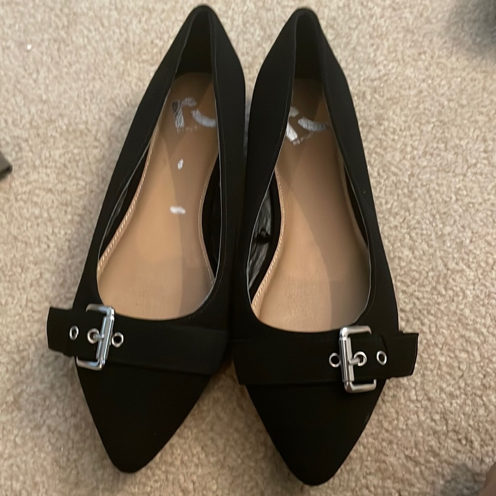 Black pointe shoe